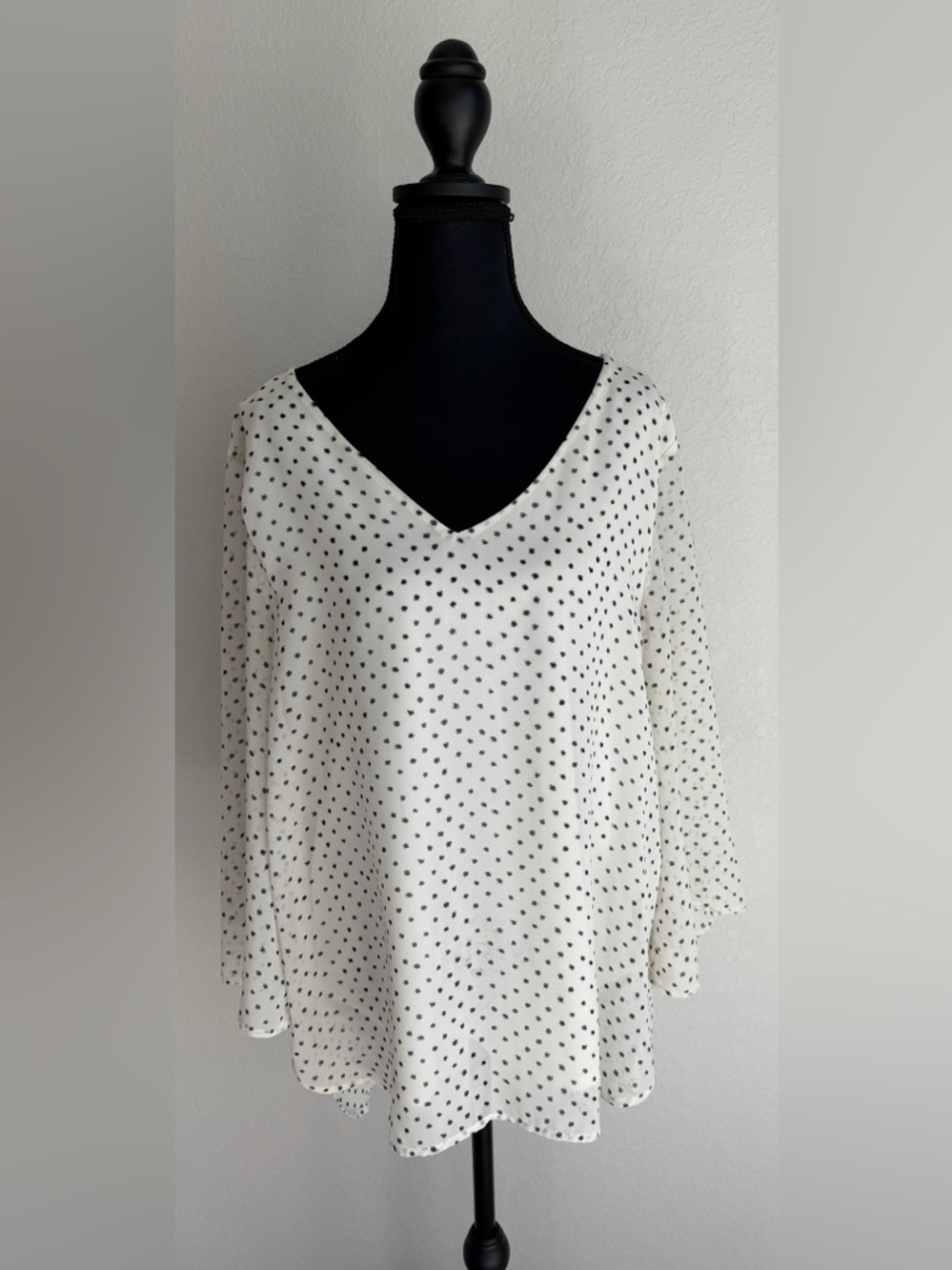 Le Lis Cream Women’s 3/4 Sleeve Relaxed, Flowy Cream Blouse with Blue Print, XL - Picture 2 of 12